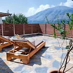 Nyaraló Amici With Outdoor Jacuzzi