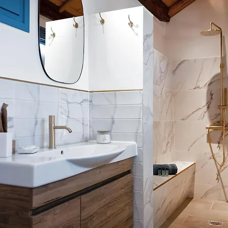 Prázdninový dům Amici With Outdoor Jacuzzi