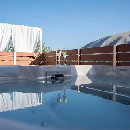 Amici With Outdoor Jacuzzi Case de vacanță Andipáta